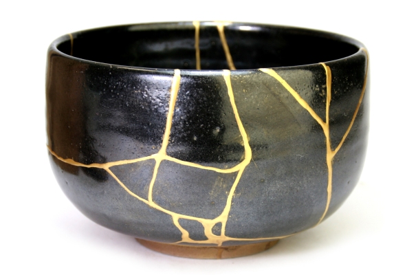 Le Kintsugi est l'art de sublimer un objet brisé avec des cicatrices d'or
