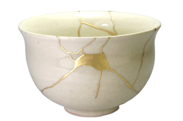 Le Kintsugi est l'art de sublimer un objet cassé avec de la poudre d'or